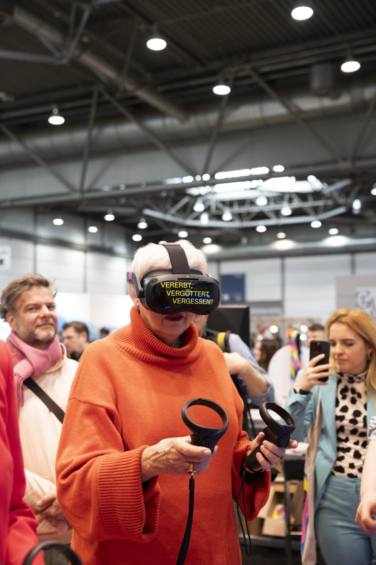 Claudia Roth besucht die VR-Ausstellung 